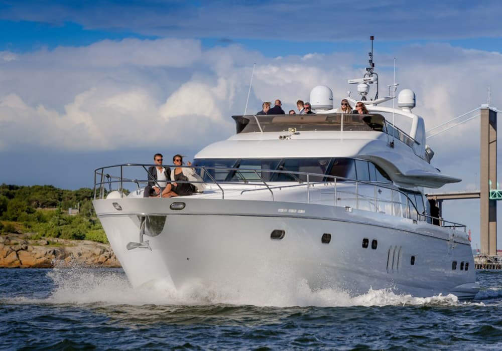 westcoast-charter-galleri_0008_12-min yacht på västkusten