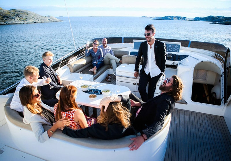 yacht-in-gothenburg-min nio personer skrattar på yacht