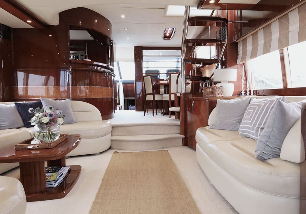 westcoast-charter-jooline nio personer skrattar på yacht
